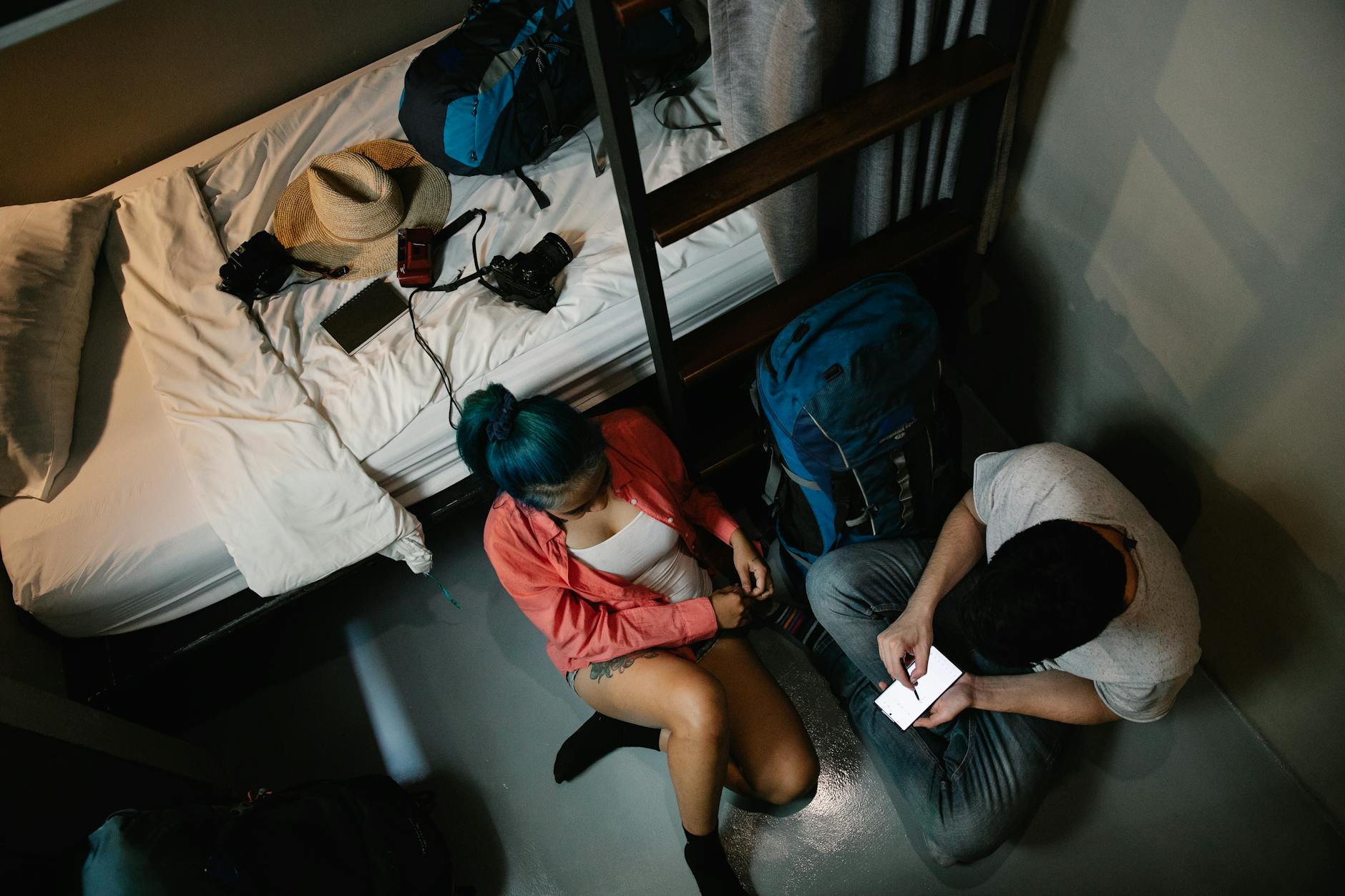 Budżetowy wyjazd dla pary: jak spędzić romantyczny weekend taniej Młoda para w hostelu planuje tani romantyczny wyjazd