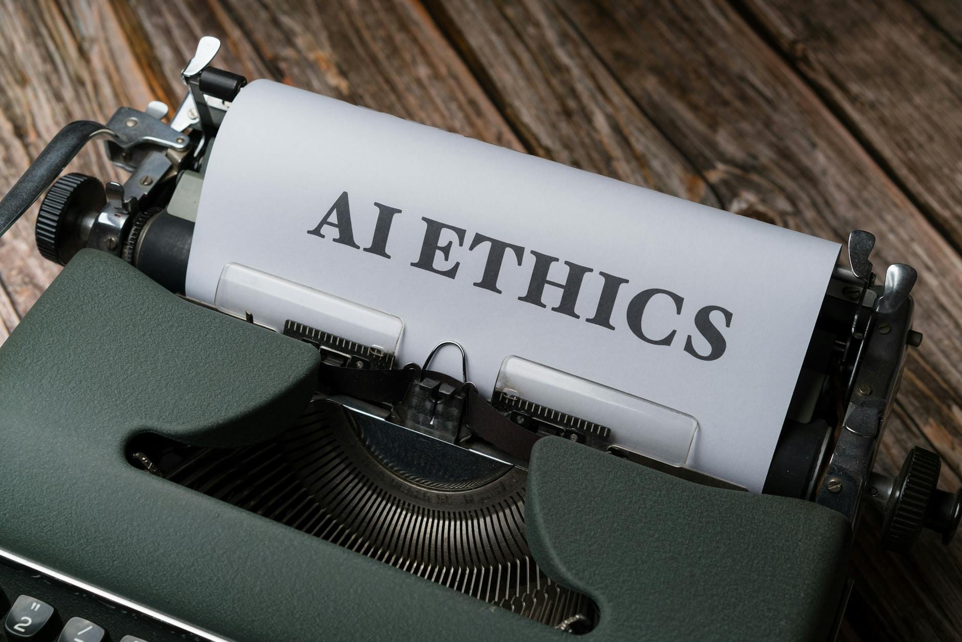 Stara maszyna do pisania z kartką z napisem AI Ethics