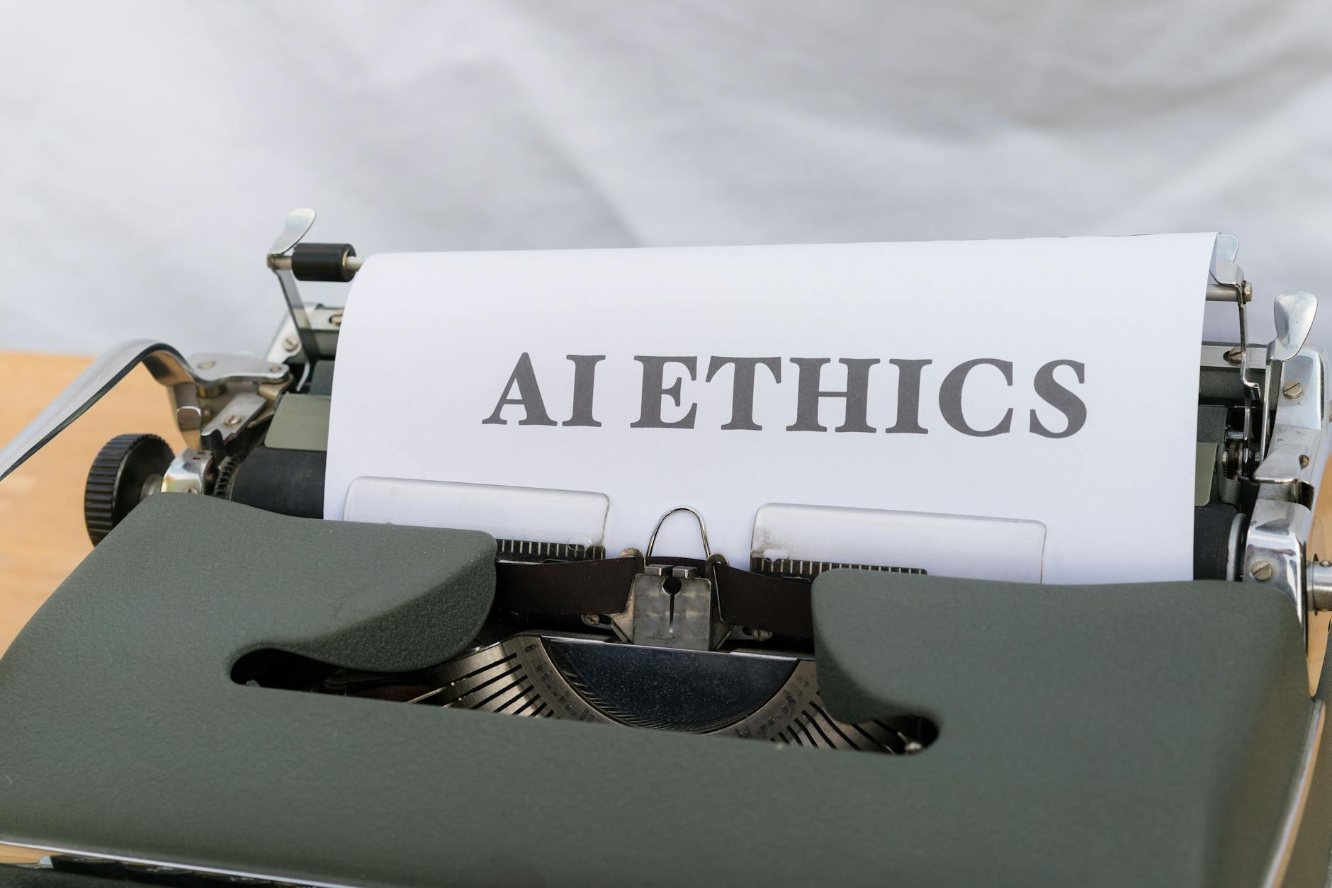 Stara maszyna do pisania z napisem AI ETHICS na kartce
