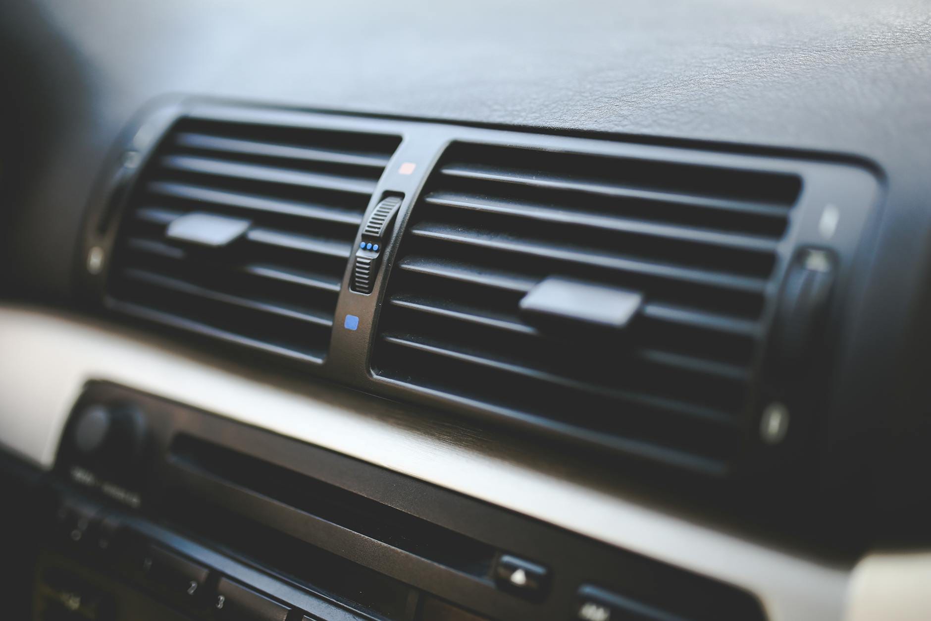 Kratki nawiewu klimatyzacji w nowoczesnym wnętrzu BMW