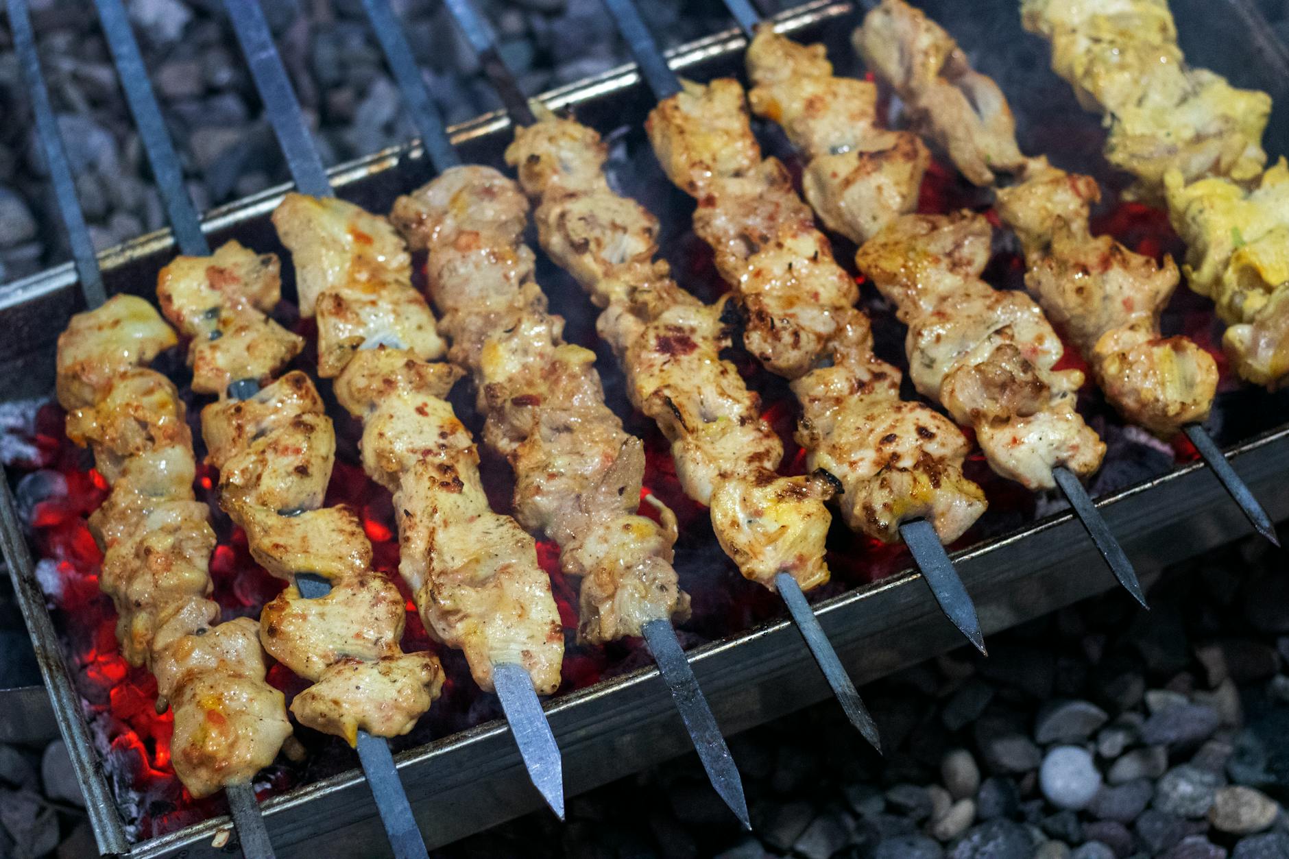Kurczakowe kebaby grillowane na ruszcie nad rozżarzonym węglem