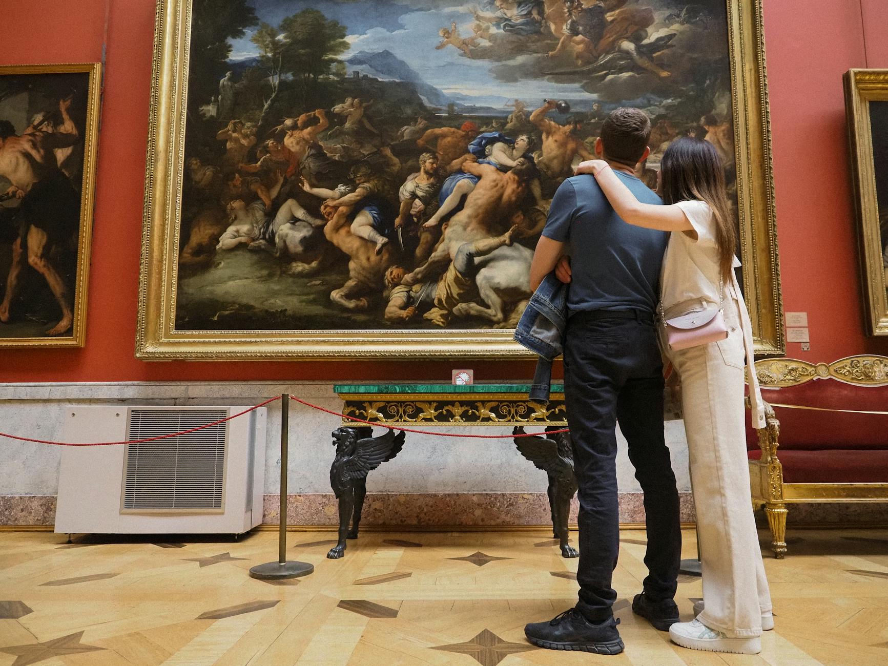 Para na romantycznej randce podziwia klasyczny obraz w muzeum Para na romantycznej randce podziwia klasyczny obraz w muzeum