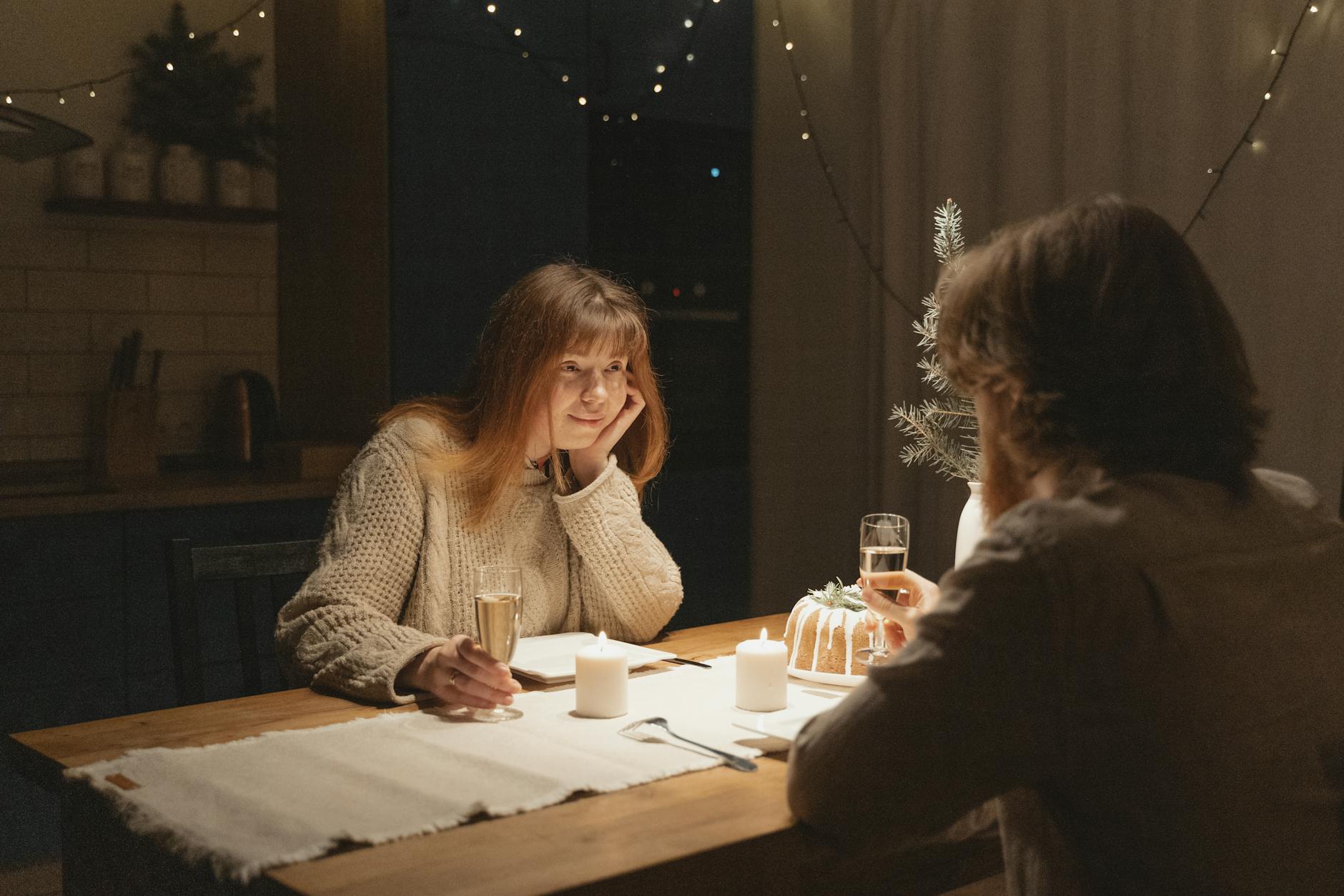 Para przy romantycznej kolacji przy świecach na przytulnym balkonie