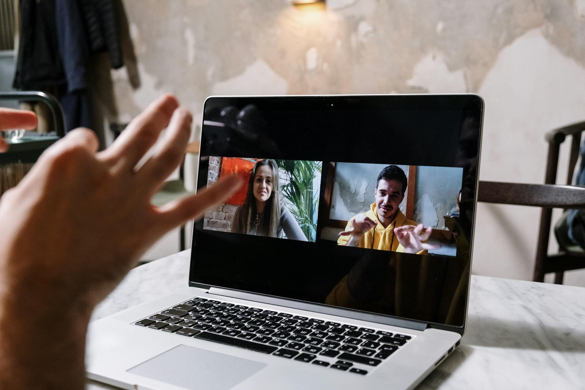 Para rozmawia na randce online przez wideorozmowę na laptopie