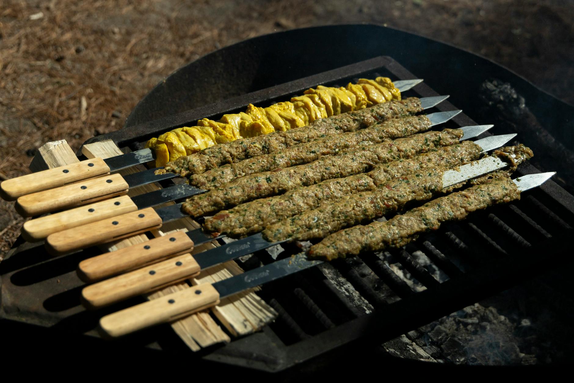 Tureckie szaszłyki kebab z przyprawami grillowane na ruszcie