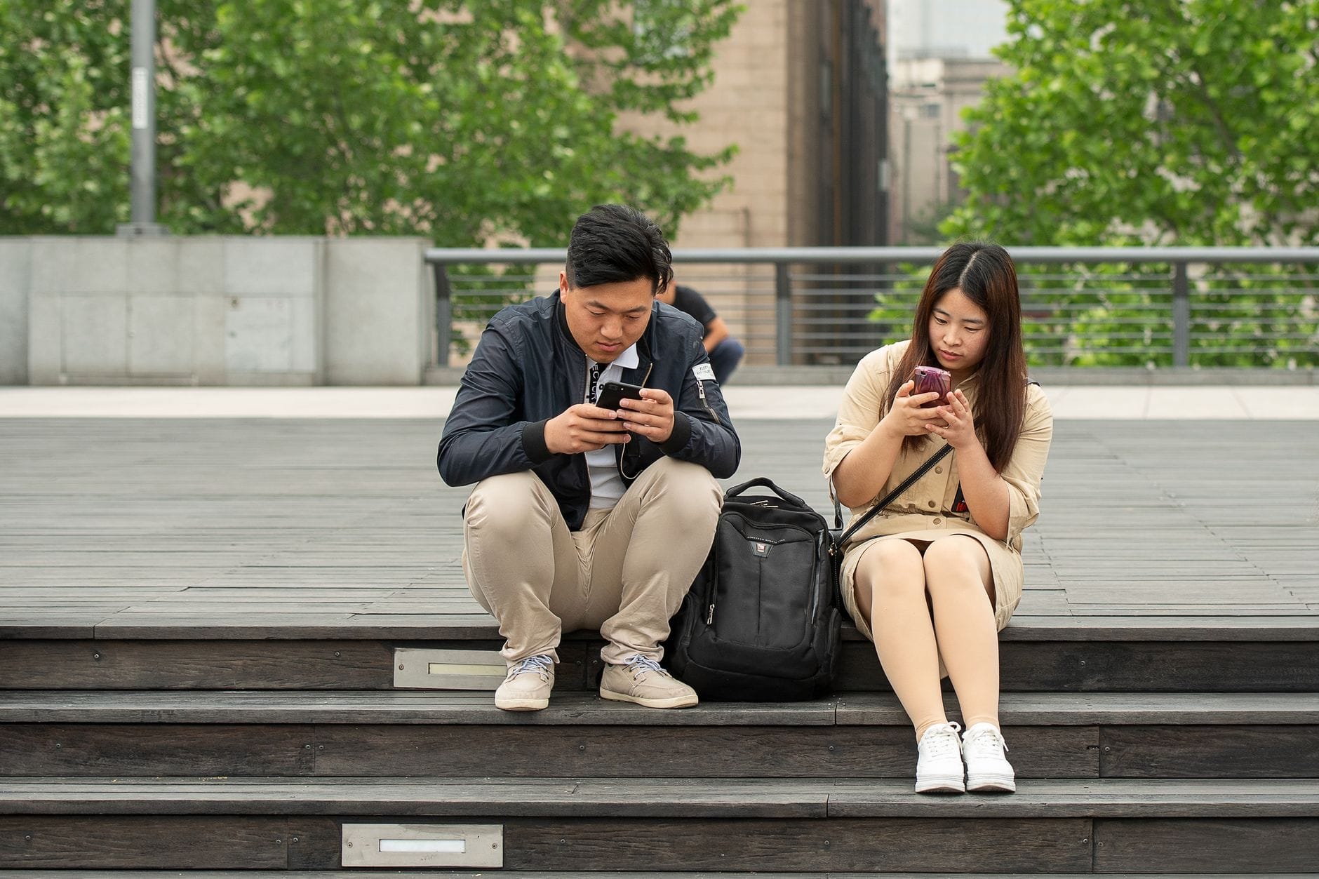 On woli telefon niż rozmowę z tobą? Jak media społecznościowe niszczą bliskość w parze Para na schodach w mieście, każde wpatrzone w swój telefon